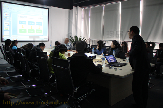 珍島公司副總裁Charles培訓講解t-site后臺操作