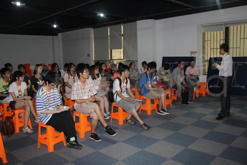 珍島營銷副總裁Lance向同濟大學學生介紹公司及業務
