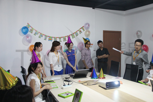 Charles代表公司給生日伙伴送禮物