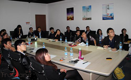 客戶正詳細聽培訓內容