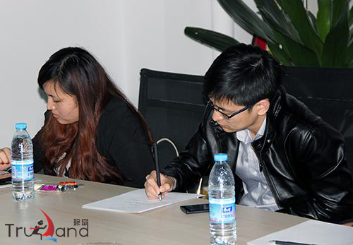 客戶仔細的做著筆記