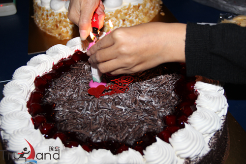 派一位壽星代表，為大家點燃蠟燭