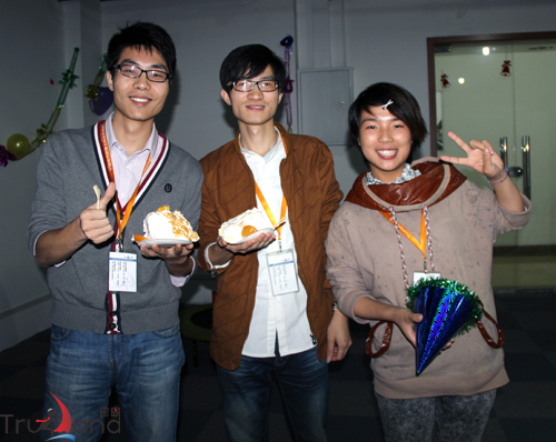 伸出80、90標準剪刀手，噢耶!