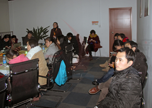 偌大的會議室濟濟一堂