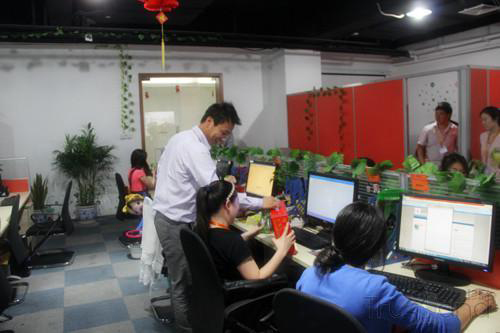 Lance老大親自發粽子 Lance老大親自發粽子