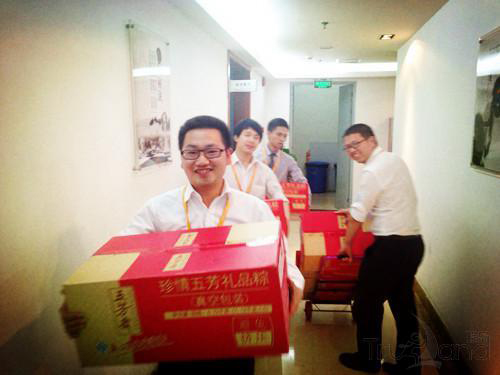 Charles老大親自搬粽子 Charles老大親自搬粽子