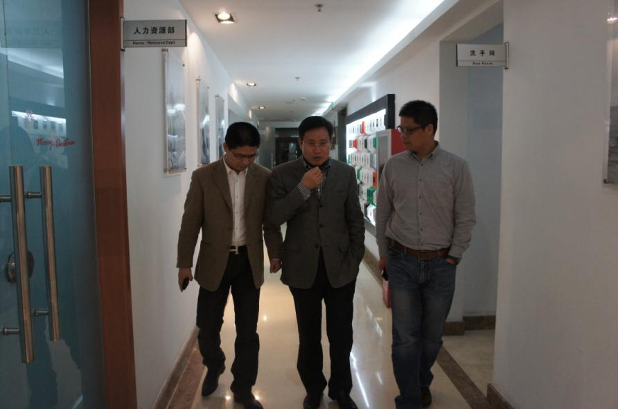 珍島品牌客戶部劉總向劉波英主任介紹珍島業務體系 珍島品牌客戶部劉總向劉波英主任介紹珍島業務體系