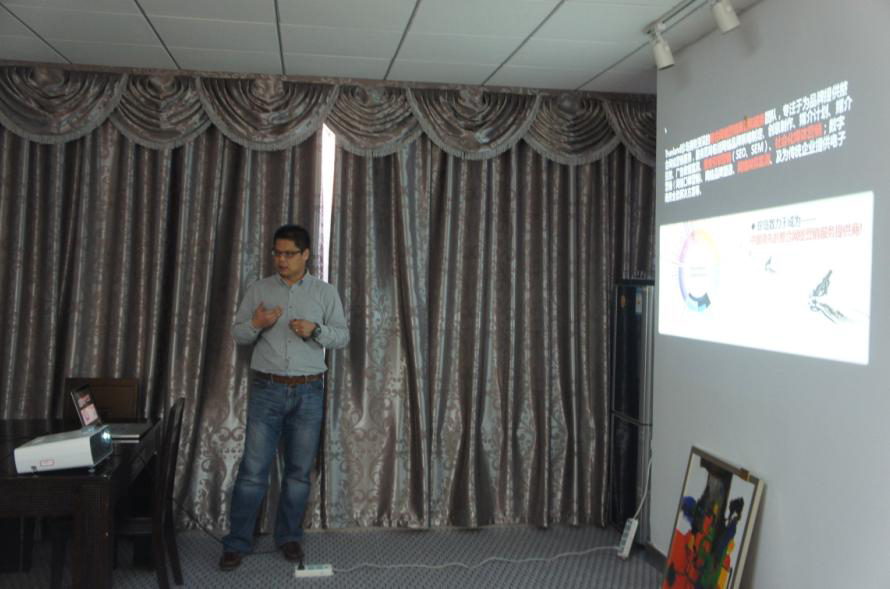 珍島品牌客戶部劉總向劉波英主任介紹公司業務 珍島品牌客戶部劉總向劉波英主任介紹公司業務